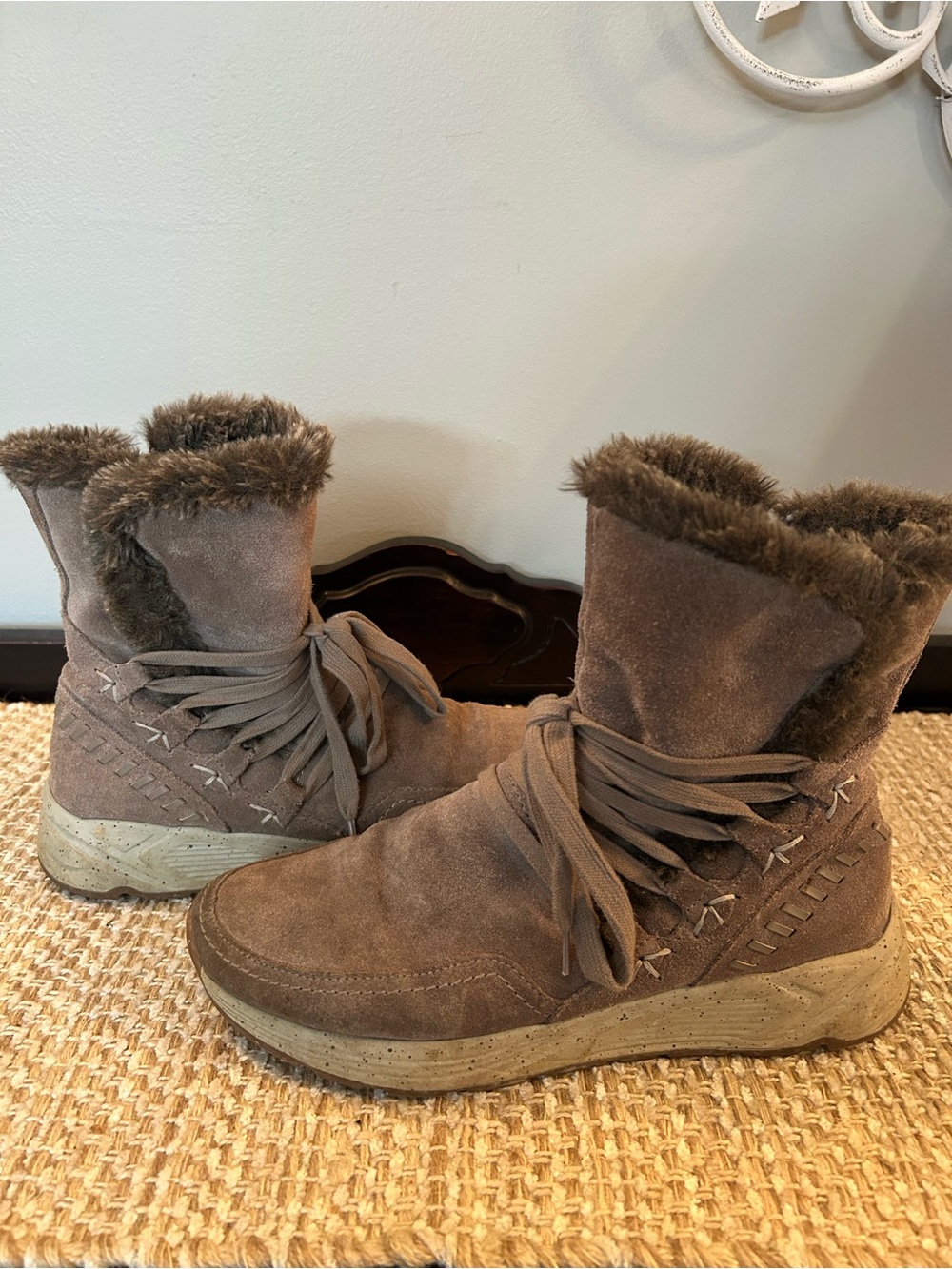 Earth Roamer Taupe Snow Boots Womens Size 9 Suede Faux Fur Lined Zip Close Boho